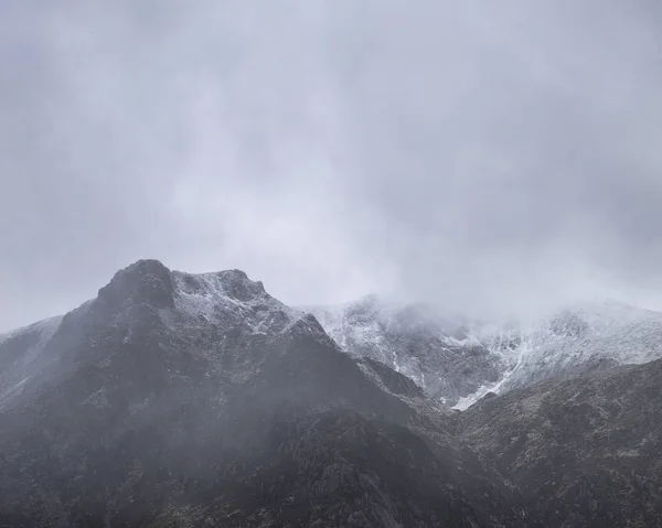 Impresionante moody dramático Imagen del paisaje de invierno de nevado Y G — Foto de Stock