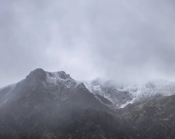 Impresionante moody dramático Imagen del paisaje de invierno de nevado Y G —  Fotos de Stock