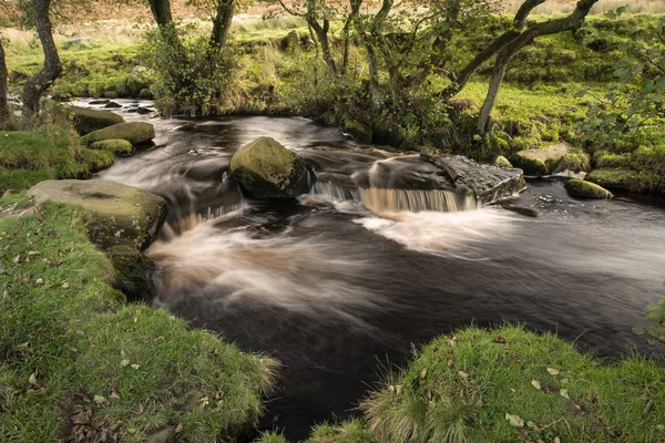 Mooi landschapsbeeld in de herfst van de rivier stroomt door voor — Stockfoto