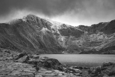Llyn Idwal ve snowcap güzel karamsar Kış manzara görüntü