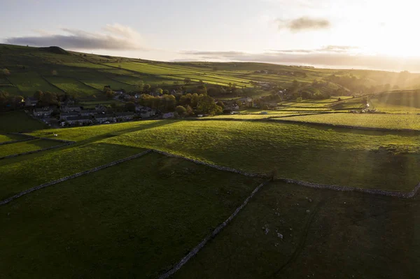 Fantastisk antenn drönare landskap bild av Peak District countrysi — Stockfoto