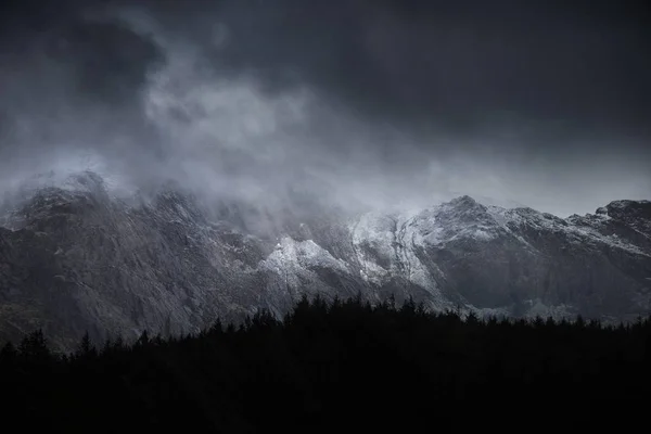 Superbe image spectaculaire du paysage de la montagne enneigée Glyders — Photo