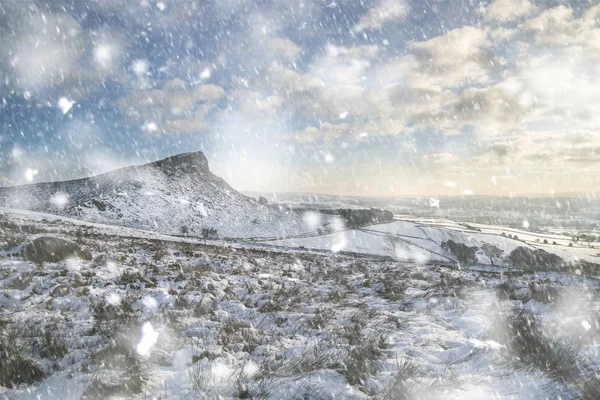 Çarpıcı kış günbatımı üzerinde kar kış manzara modunda bezelye kaplı — Stok fotoğraf