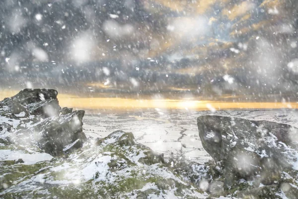 Sno üzerinde seyir dağlardan çarpıcı kış günbatımı manzarası — Stok fotoğraf
