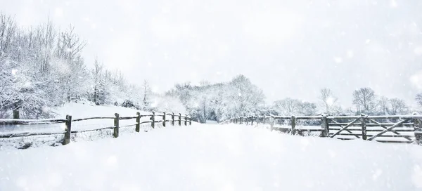 Caminho através do campo rurual Inglês no inverno com neve em h — Fotografia de Stock
