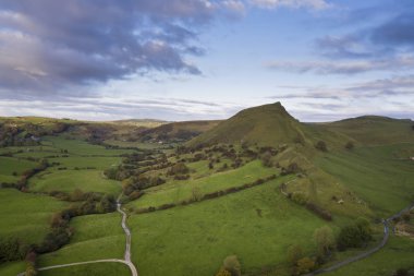 Peak District kırsalının çarpıcı hava aracı manzarası
