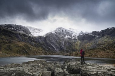 Llyn Idwal ve snowcap güzel karamsar Kış manzara görüntü