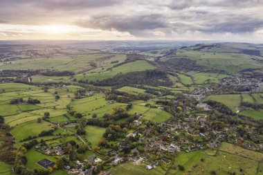 Göz kamaştırıcı sonbahar sonbahar manzarası kırsal bölgenin insansız hava aracı görüntüsü