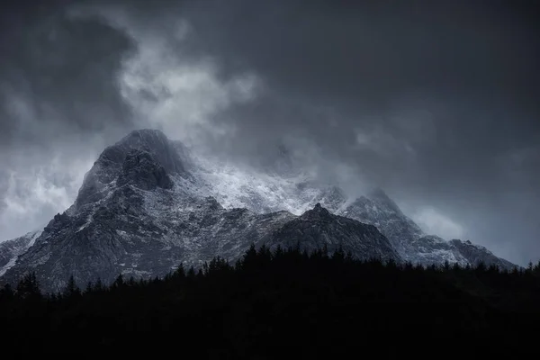 Oszałamiający Moody dramatyczny Zima Krajobraz obraz z snowcapped Y G — Zdjęcie stockowe