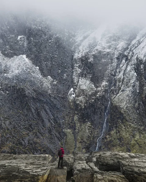 Splendida immagine paesaggistica drammatica della montagna Glyders innevata — Foto Stock