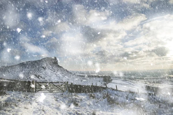 Fantastisk vinter solnedgång över snö täckta vinterlandskap i ärter — Stockfoto