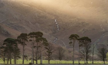 Görkemli sonbahar manzarası. Distri Gölü 'nde Buttermere.