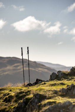 Lake District Iwth dağlarının tepelerinde yürüyüş direkleri.