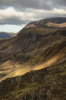 Distr Gölü 'ndeki dağ zirvelerinin destansı sonbahar manzarası