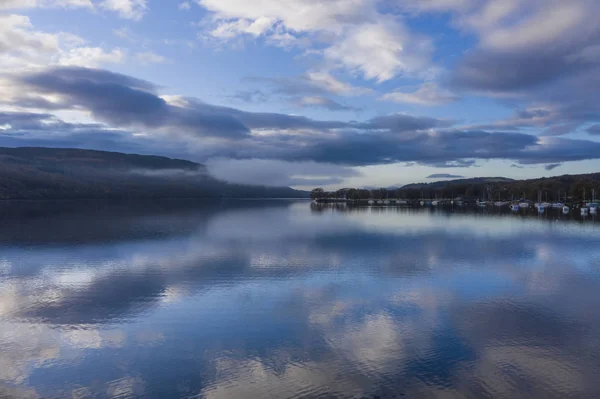 Images époustouflantes de paysages aériens de drones au-dessus de Coniston — Photo