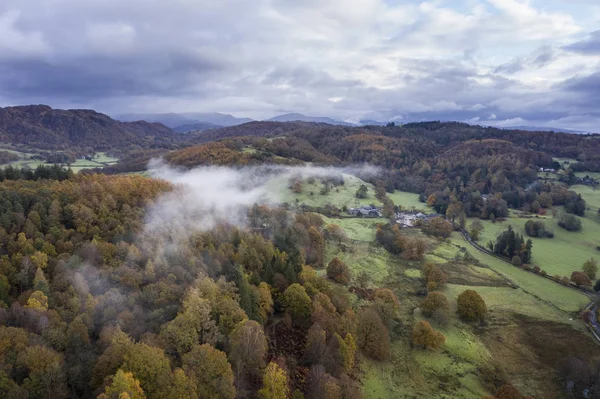 Impressionante drone aéreo imagem da paisagem a partir das nuvens olhando — Fotografia de Stock