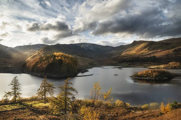 Splendido autunno Paesaggio autunnale di Hawes Acqua con illuminazione epica — Foto Stock