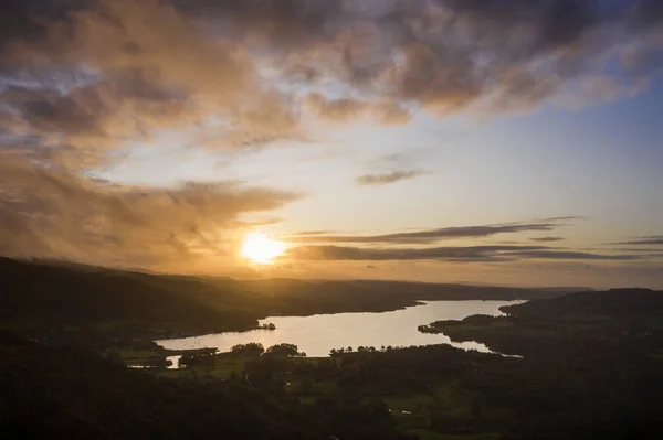 Hermosa imagen vibrante del paisaje del dron aéreo de la salida del sol en Aut — Foto de Stock