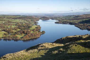 Ullswater ve etrafındaki Mou 'nun güzel sonbahar manzarası