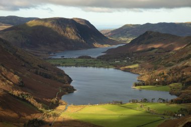 Buttermere ve Crummoc 'un görkemli sonbahar manzarası