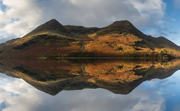 Majestuoso y vibrante otoño Paisaje de otoño Buttermere en Lake Distri — Foto de Stock