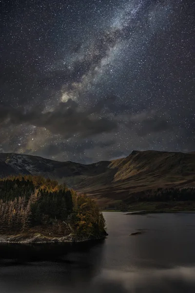 Splendido maestoso paesaggio composito digitale della Via Lattea oltre — Foto Stock