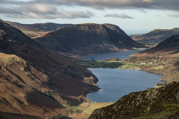 Maestoso paesaggio autunnale vibrante Autunno di Buttermere e Crummoc — Foto Stock