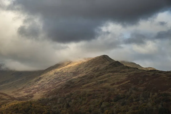 Belle automne vue paysage d'automne des montagnes dans la belle g — Photo