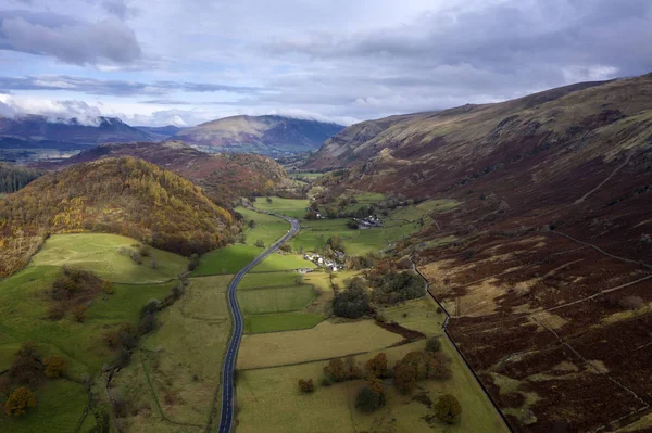 Splendida immagine aerea drone paesaggio di gloriosa vibrante autunno — Foto Stock