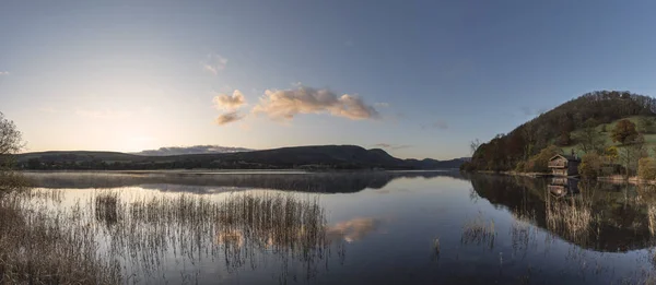 Nascer do sol vibrante épico Outono Outono paisagem imagem de Ullswater em — Fotografia de Stock