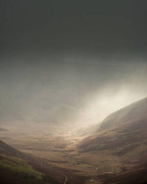 Büyüleyici sonbahar manzarası D gölündeki vadide yağmurun görüntüsü.