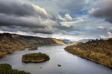 Muhteşem bir sonbaharın çarpıcı hava aracı manzarası.