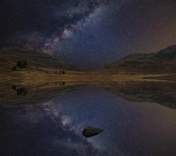 Потрясающий величественный цифровой композитный пейзаж Млечного Пути над B — стоковое фото
