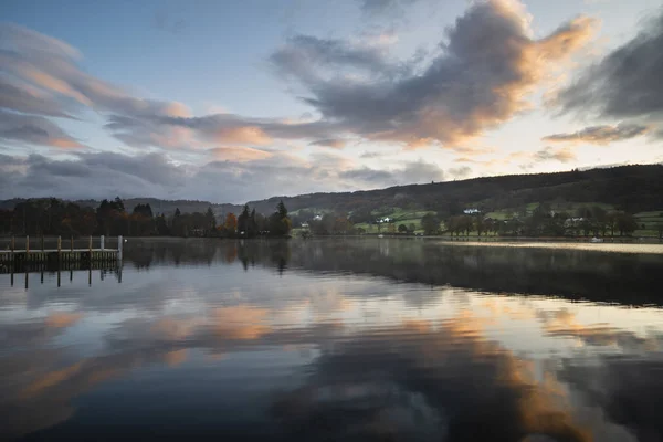 Stuning Autunno Autunno paesaggio alba sopra acqua Coniston con m — Foto Stock