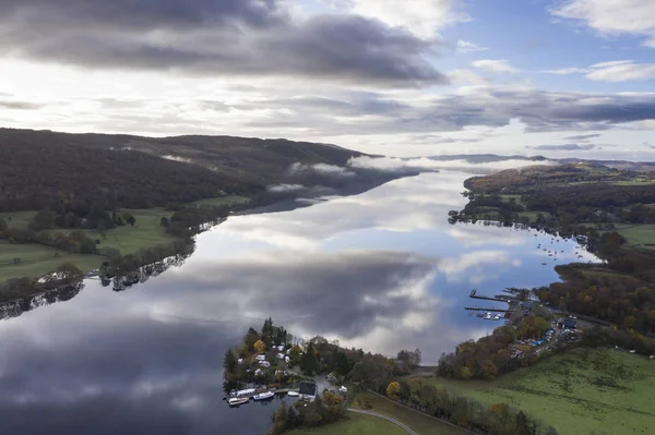 Immagini mozzafiato vibrante drone aereo paesaggio sopra Coniston — Foto Stock