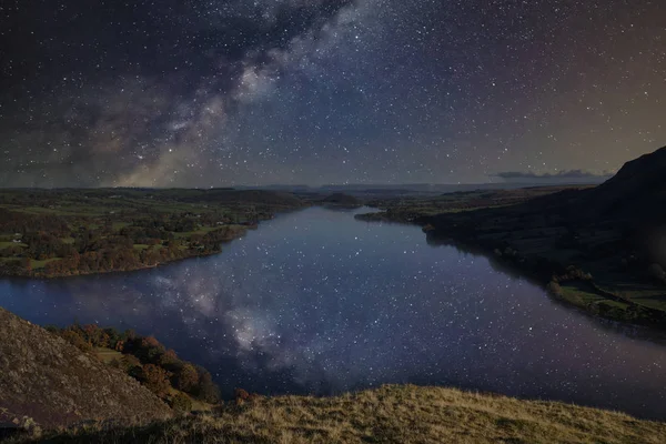 Schöne epische digitale zusammengesetzte Landschaft der Milchstraße über hal — Stockfoto