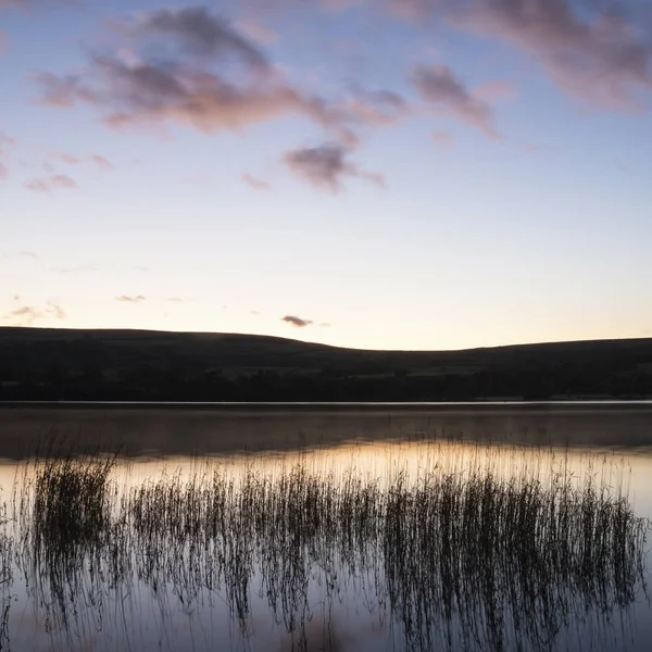 Epica vibrante alba Autunno Autunno immagine paesaggio di Ullswater in — Foto Stock