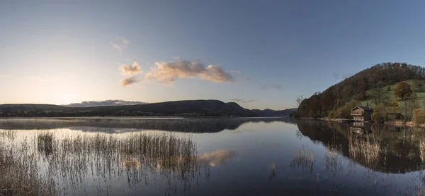 Epic vibrante amanecer Otoño Otoño Imagen de paisaje de Ullswater en —  Fotos de Stock