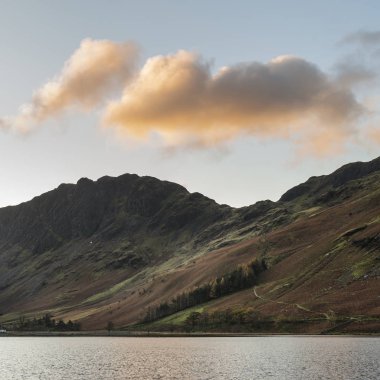 Görkemli sonbahar manzarası. Distri Gölü 'nde Buttermere.