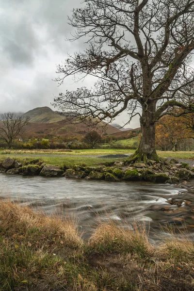 Otoño dramático Otoño Imagen del paisaje del arroyo que fluye sobre la roca — Foto de Stock