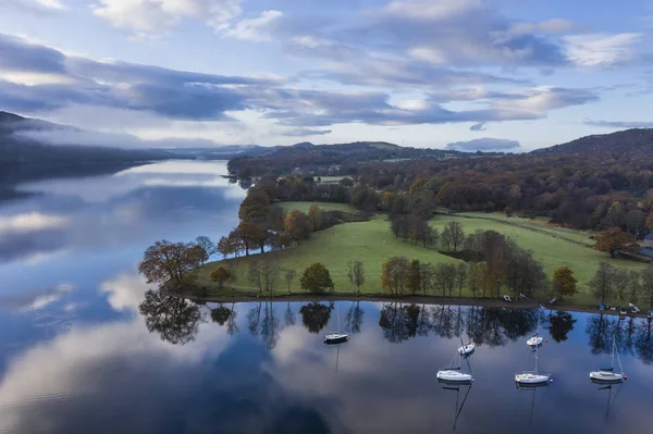 Impresionantes imágenes vibrantes del paisaje de drones aéreos sobre Coniston —  Fotos de Stock