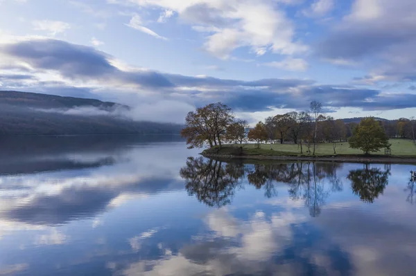 Impresionantes imágenes vibrantes del paisaje de drones aéreos sobre Coniston —  Fotos de Stock