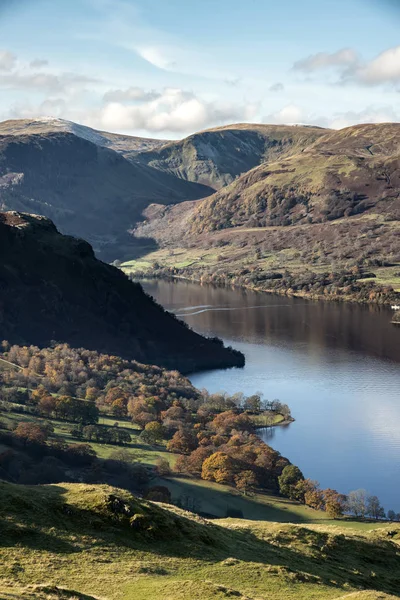 Hermoso otoño Otoño paisaje de Ullswater y mou circundante —  Fotos de Stock