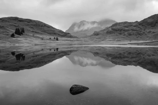 Imagem paisagem Outono Outono Outono bonito monocromático de Blea Tarn wi — Fotografia de Stock