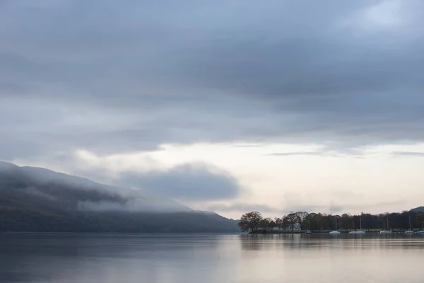 Lenyűgöző őszi napkelte táj felett Coniston víz m — Stock Fotó