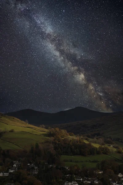 Outono Outono Outono paisagem vista de Loughrigg Brow sobre Keswick towa — Fotografia de Stock