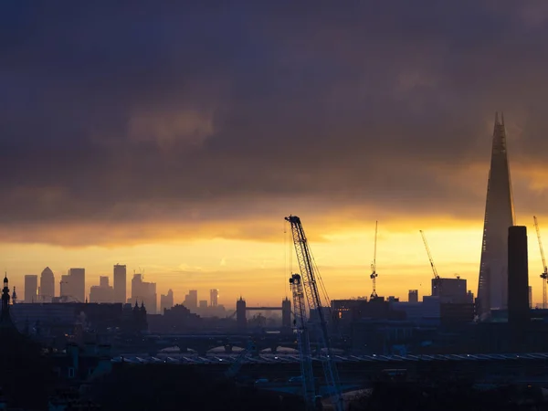 Эпический пейзаж восхода солнца над Лондоном — стоковое фото