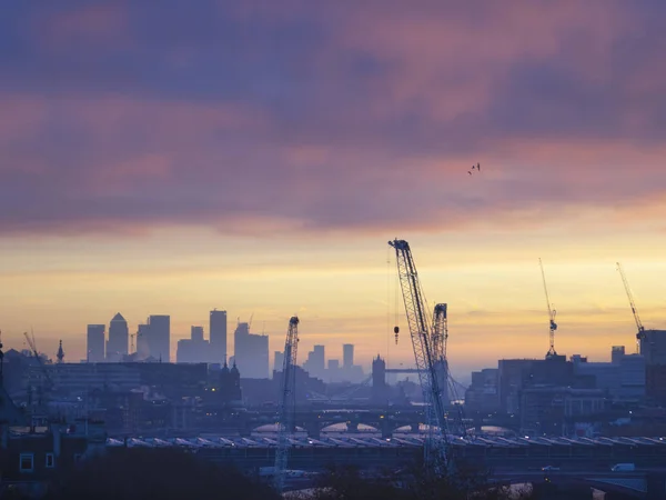 Epikus hajnal napkelte táj városkép felett London város zsinagóga l — Stock Fotó