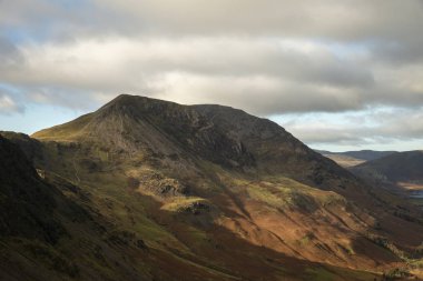 Distr Gölü 'ndeki dağ zirvelerinin destansı sonbahar manzarası