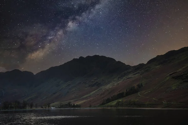 Superbe paysage composite numérique majestueux de la Voie lactée sur — Photo